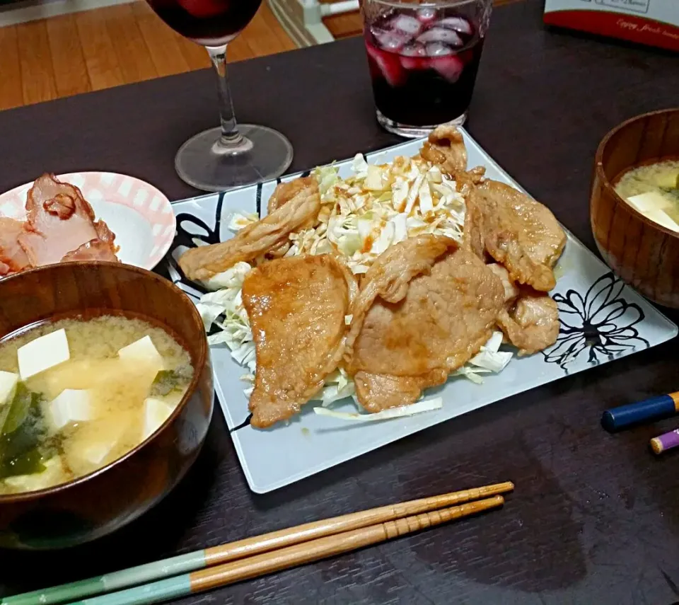 Snapdishの料理写真:キャベツもりもり生姜焼き♡かいわれ大根入りお味噌汁🍜|みーさん