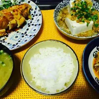 8.12 彼ごはん【鶏胸肉のシソチーズ巻き&豆腐の納豆玉ねぎ醤油&もやしきゅうり辛辛ナムル&味噌汁&白飯】|akiyopiyopiさん