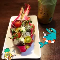 Snapdishの料理写真:ドラゴンフルーツとプチトマトのサラダ🍻|Etsukoさん