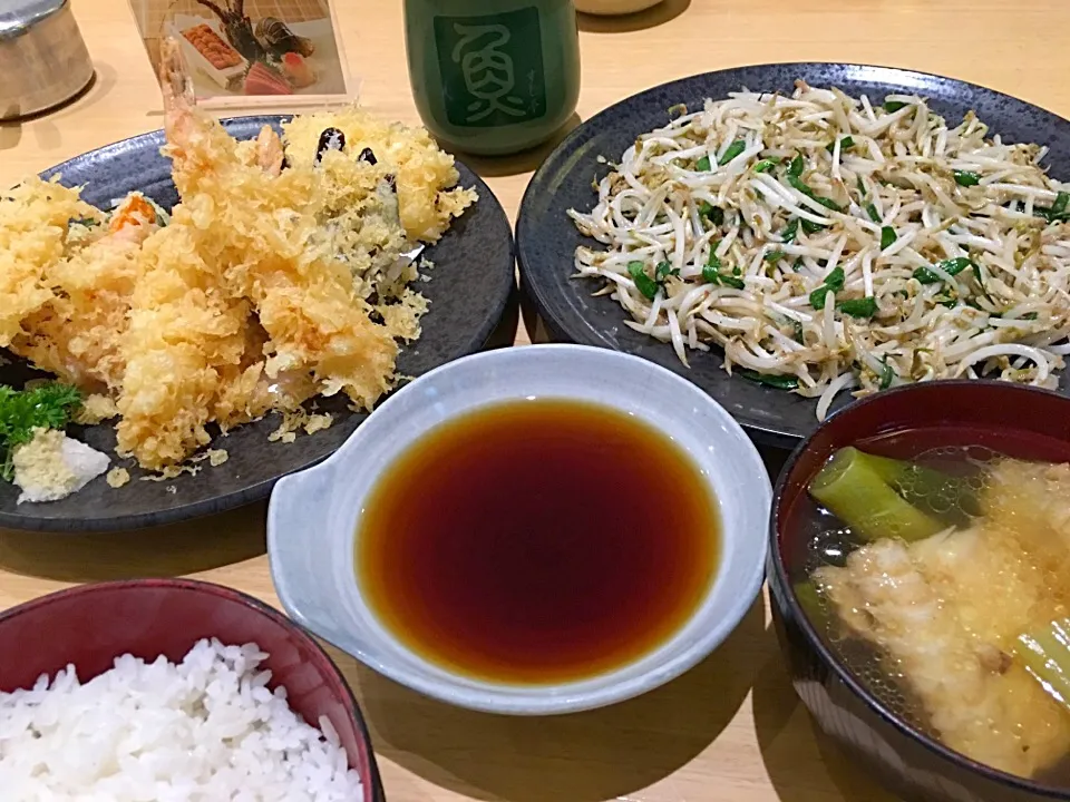 Snapdishの料理写真:トレーニングとテストフードを兼ねて〜天麩羅盛り合わせとニラもやし炒めですね〜銀ダラの中骨は一度素焼きしてスープにしてみました〜❣️|sugimotokazuhitoさん