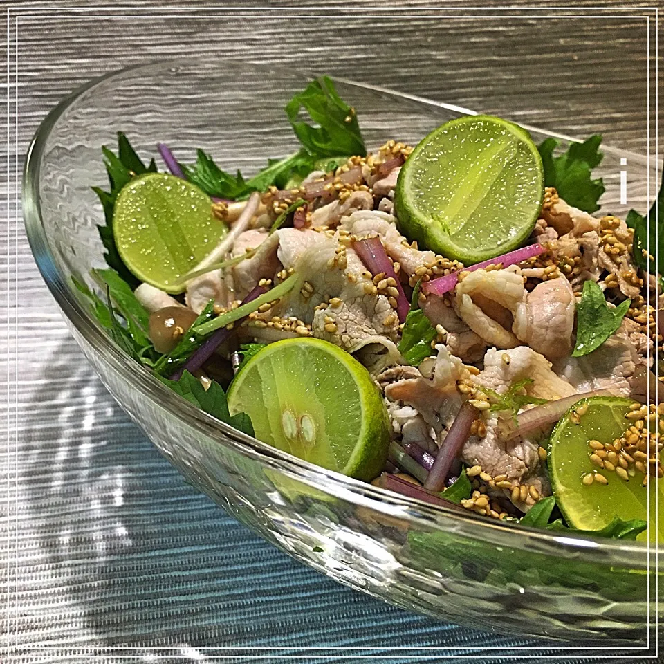 山本真希さんの料理 豚しゃぶと焼ききのこのライムだれ🍄【Boiled pork and stir-fried mushrooms with lime】|izoomさん