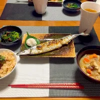 Snapdishの料理写真:秋ですね🍁秋刀魚の塩焼きとタコの炊き込み御飯🍚|マナティさん