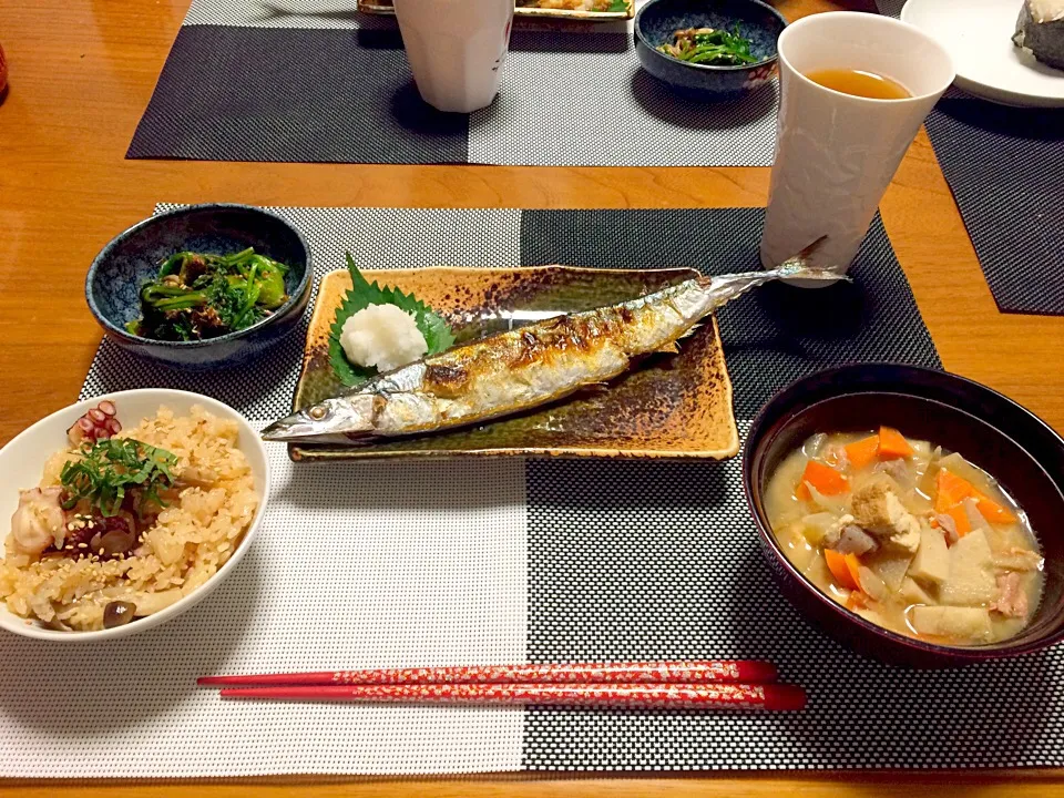 Snapdishの料理写真:秋ですね🍁秋刀魚の塩焼きとタコの炊き込み御飯🍚|マナティさん