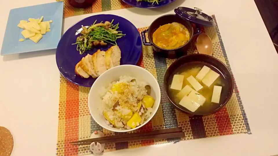 Snapdishの料理写真:今日の夕食　鶏むね肉の味噌漬け、豆苗の塩麹炒め、玉ねぎの卵とじ、さつまいもの炊き込みご飯、豆腐とわかめの味噌汁|pinknari🐰🌈さん