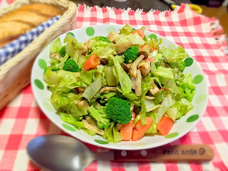 キノコと鶏むね肉のチョップドサラダ|よっしーさん