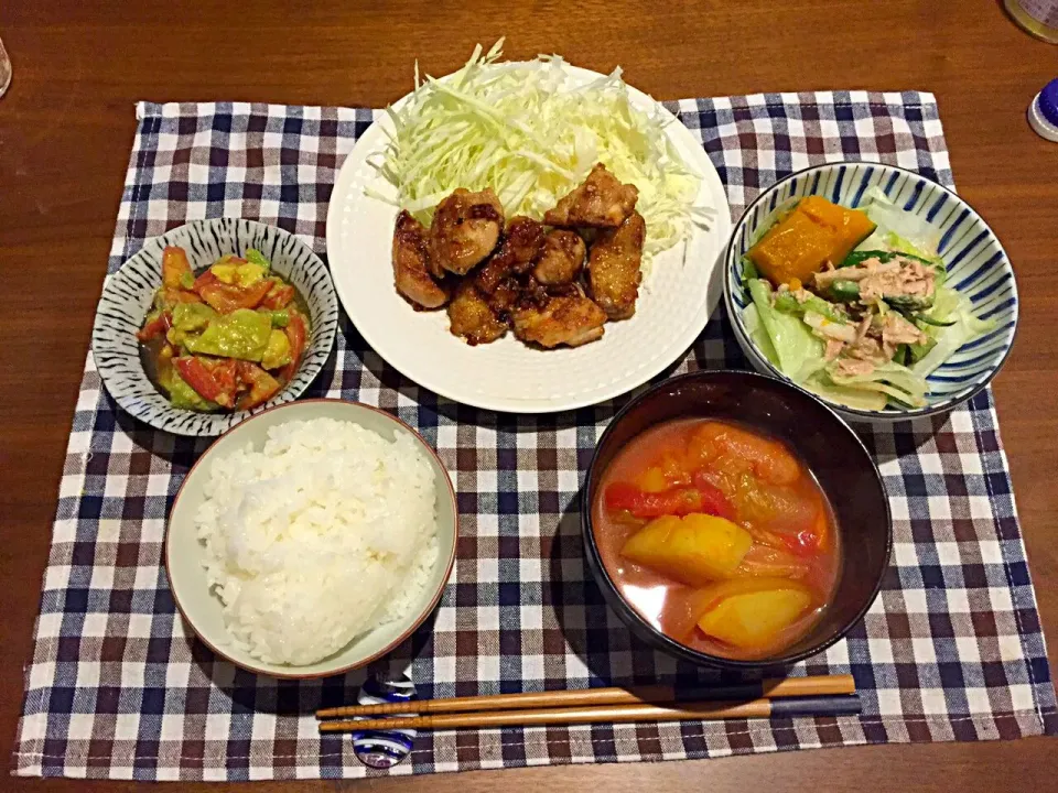 Snapdishの料理写真:週末ごはーん♡鶏もも肉のうまいうまいやき、トマトとアボカドのわさび醤油和え、サラダ、ご飯、トマトスープ|未来さん