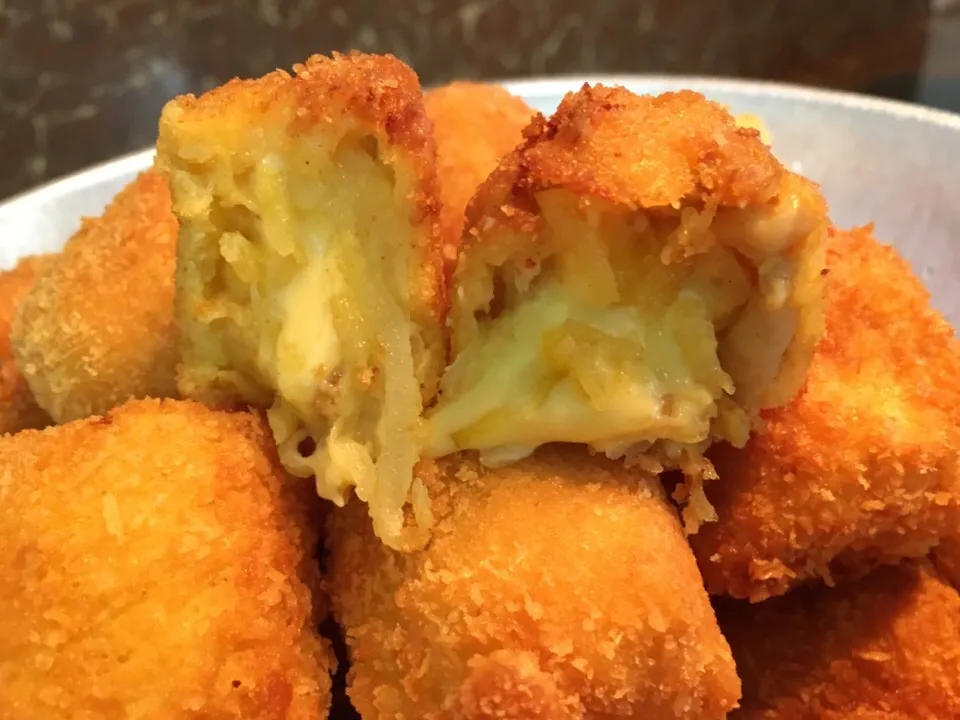 Snapdishの料理写真:Cheesy Potato Tots|Azarith Sofia Azizさん