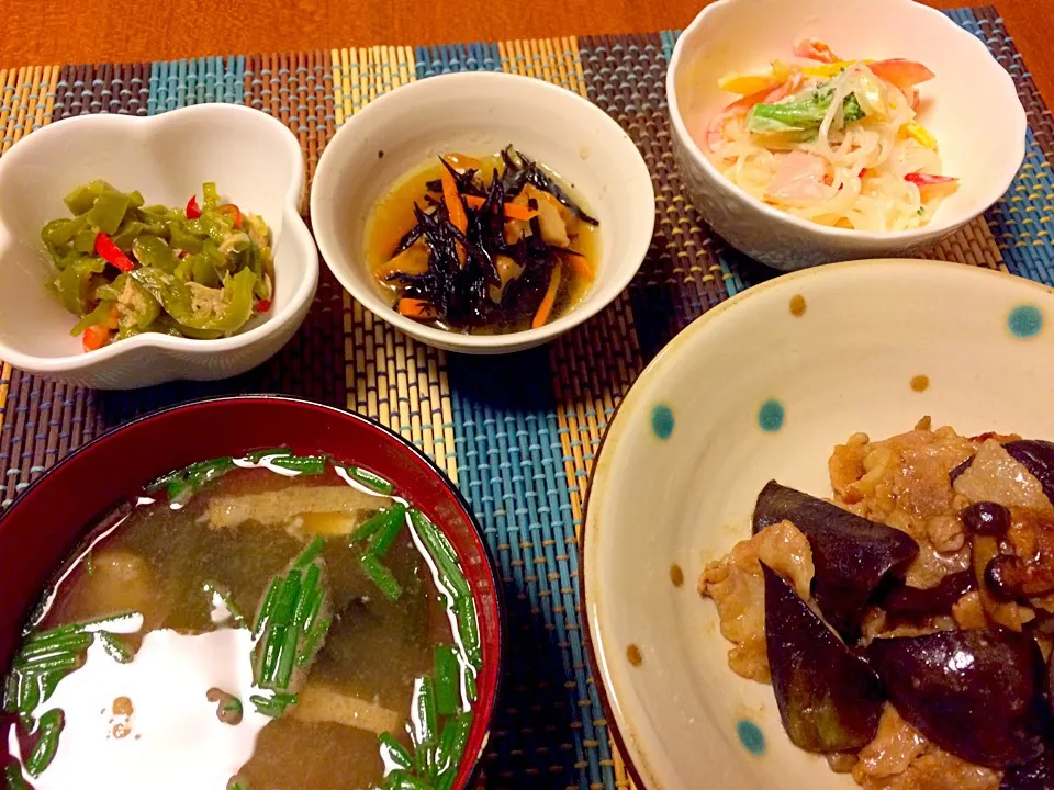 Snapdishの料理写真:ナスと豚バラ炒め、無限ピーマン、春雨とパプリカのサラダ、ひじき煮、お味噌汁|あんなさん