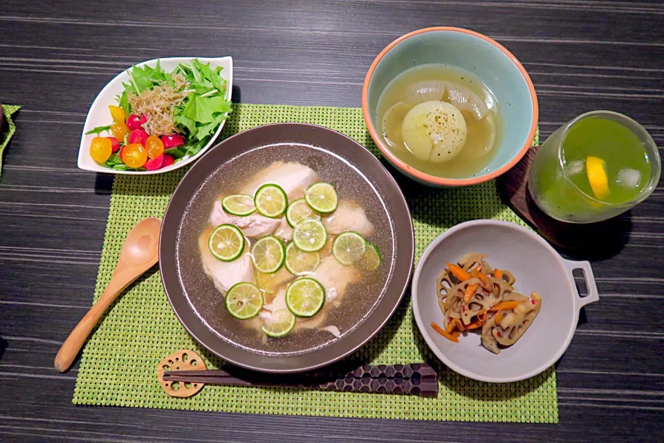 今夜のおうちごはん。すだち鶏肉胸肉ヘルシー煮、蓮根きんぴら、水菜とカラフルトマトかりかりじゃこドレッシング、丸ごと玉ねぎスープです。|かれんさん