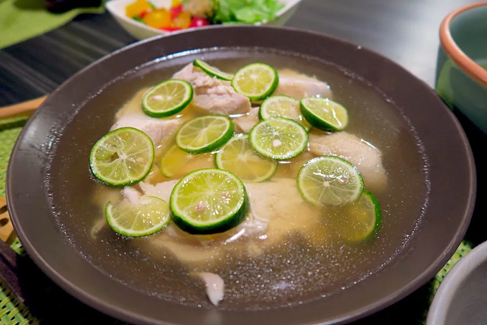 今夜のおうちごはん。すだち鶏肉胸肉ヘルシー煮、蓮根きんぴら、水菜とカラフルトマトかりかりじゃこドレッシング、丸ごと玉ねぎスープです。|かれんさん