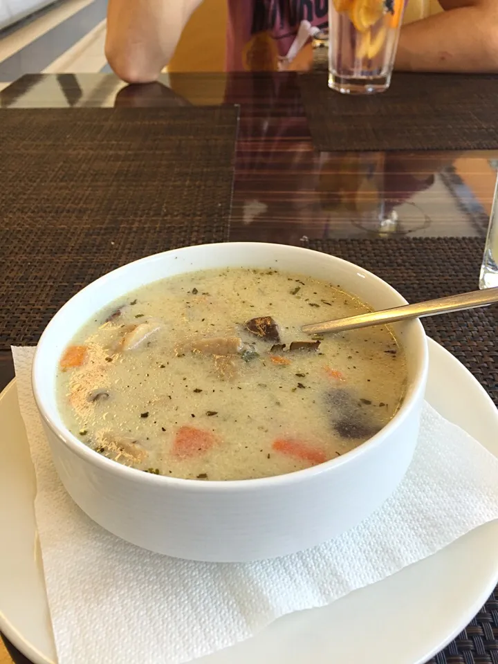 Snapdishの料理写真:Oyster mushroom soup with sour cream|Yoku kuu kyaku daさん