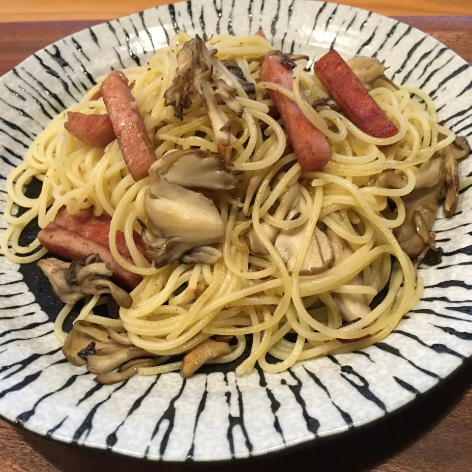 Snapdishの料理写真:2016.9.13 晩御飯 旦那様作 舞茸とスパムのペペロンチーノスパゲティ|あっきーよさん