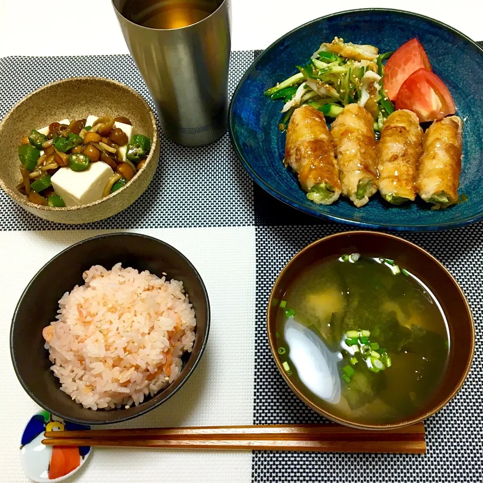 ♯レタスの肉巻き ♯冷奴 なめこ×おくら ♯桜海老と白だしの炊き込みごはん♯わかめと豆腐の味噌汁|なほぴさん