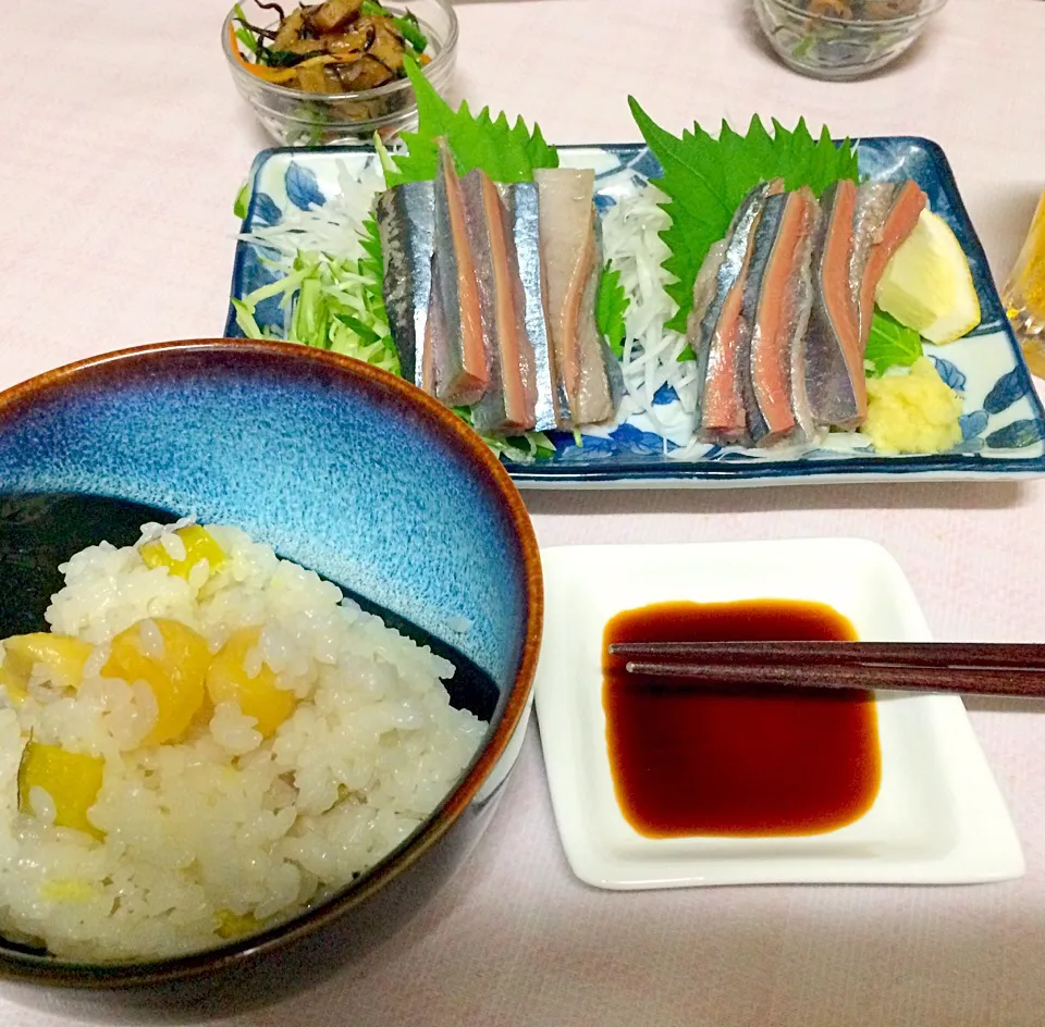 Snapdishの料理写真:栗とさつまいもの(紅あづま)の🌰🍠炊き込み御飯と、サンマの刺身のお夕飯❤️😄私も主人も大満足😁やった🍻|ナタママさん