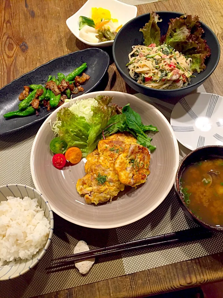 今日の晩御飯💛豚肉のピカタ、ツナと海藻の春雨サラダ、しし唐とベーコンの炒め物🍃お漬物、しじみのお味噌汁💚|まみりんごさん