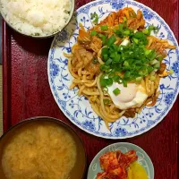 ピリ辛焼き煮込みうどん|バーテンめしさん