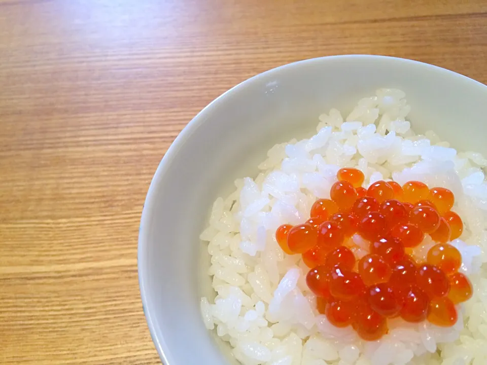 新物筋子を見つけて、早速イクラ✨味見です〜♪
咲きちゃんさんの料理 イクラ漬けたよ〜を参考に。|pigmegさん