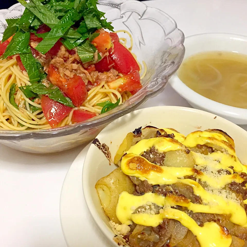 大葉とツナトマトの和風冷製パスタ、じゃがいもと挽肉のオーブン焼き、玉ねぎと挽肉のスープ|奏 kanadeさん