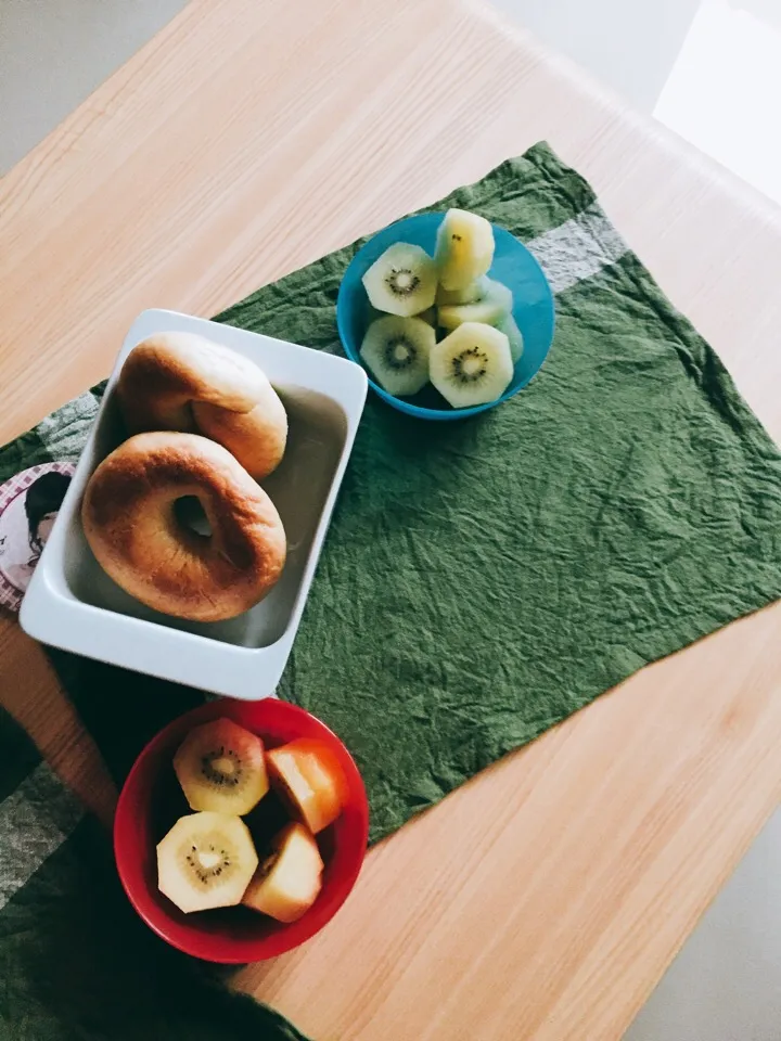 Day3:breakfast 
bagel 
kiwi
cheese cake|Evelyn Jiangさん