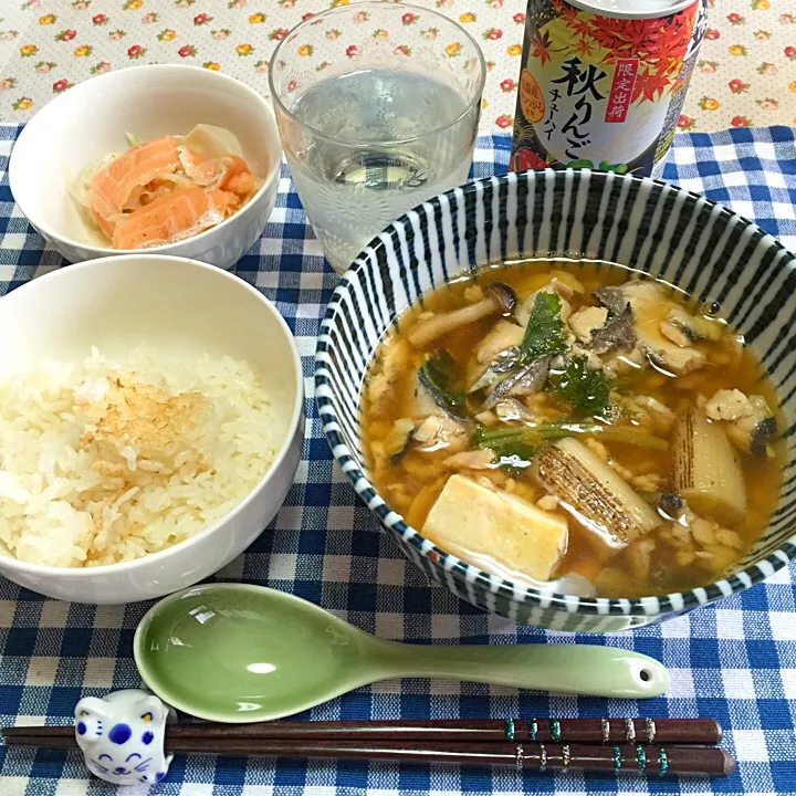 Snapdishの料理写真:サーモンのマリネと、さわらの寄せ鍋(*^^*)夜勤明けの息子のご飯です。|amikaさん