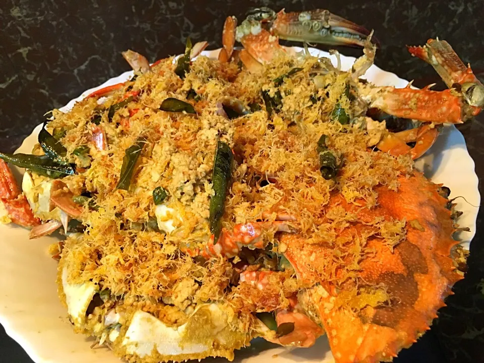 Snapdishの料理写真:Ketam butter telur masin (Butter crab with salted egg) 🦀🦀🦀|Azarith Sofia Azizさん