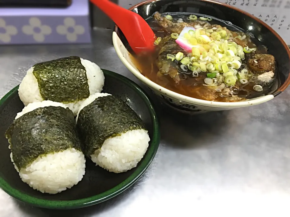 大阪南部の裏なんばと呼ばれる地域で朽ち果てそうな老舗蕎麦屋さんで蕎麦とおにぎりを昼餉とする。このおにぎりはなかなかの出来でしたわ👏|にゃあ（芸名）さん