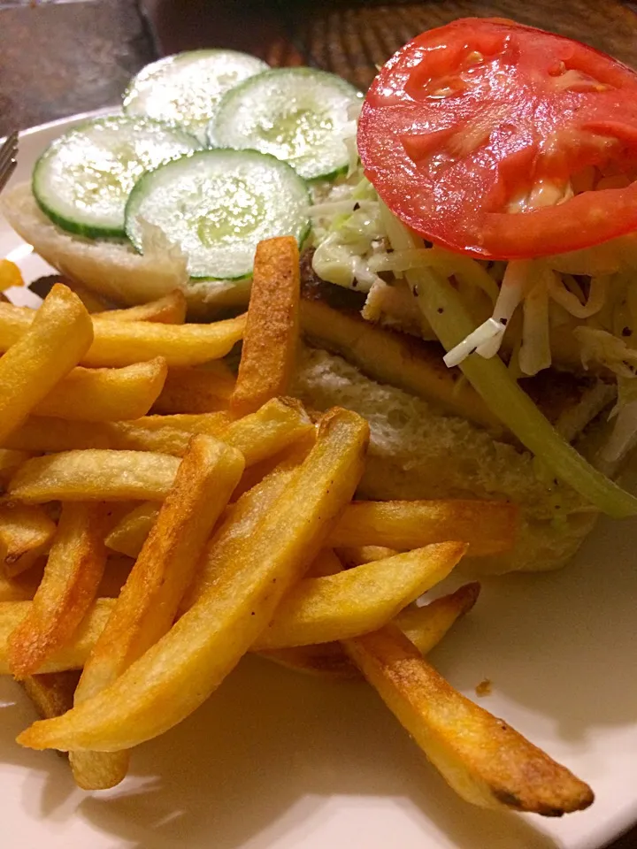 Chicken Cutlet Sandwich w/ French Fries|Milka Papricaさん