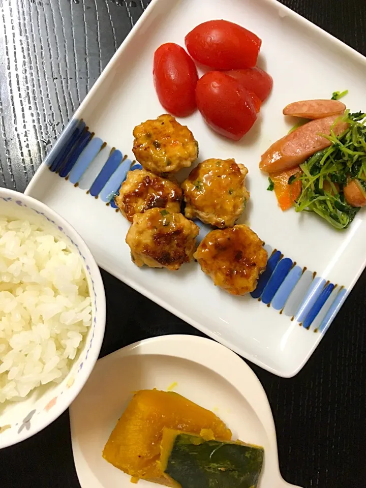 野菜つくね、豆苗とソーセージの炒め物、かぼちゃの煮物、ミニトマト、ご飯

#ムスメご飯|mossan＠OSAKAさん