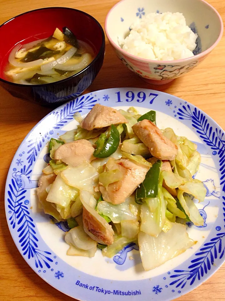 鶏胸肉とキャベツとピーマンの塩麹炒め⭐️玉ねぎとお揚げとワカメのお味噌汁|ほなさん