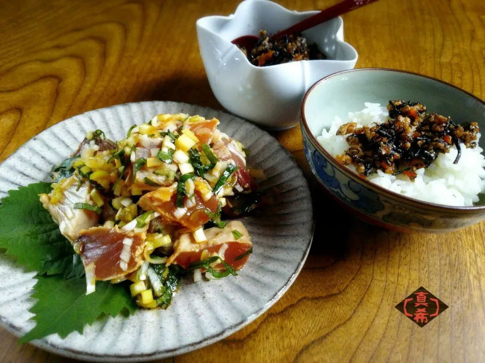 まるちゃん🙆の湯引きマグロの香味ダレ🐟とそぼろひじき🍚|真希さん