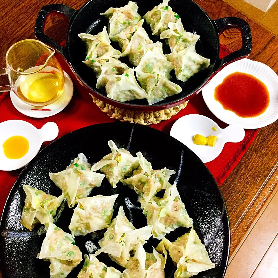 風車餃子💠
餃子の皮を、買ったつもりが
シュウマイの皮😨
食べたいのは、餃子
それで、こんな形になりました❗️
🐷肉、ショウガ、ニンニク、ニラ
キャベツ入りです！
ラー油、カラシ、酢、醤油、で
いただきまーす|ゆかモンさん