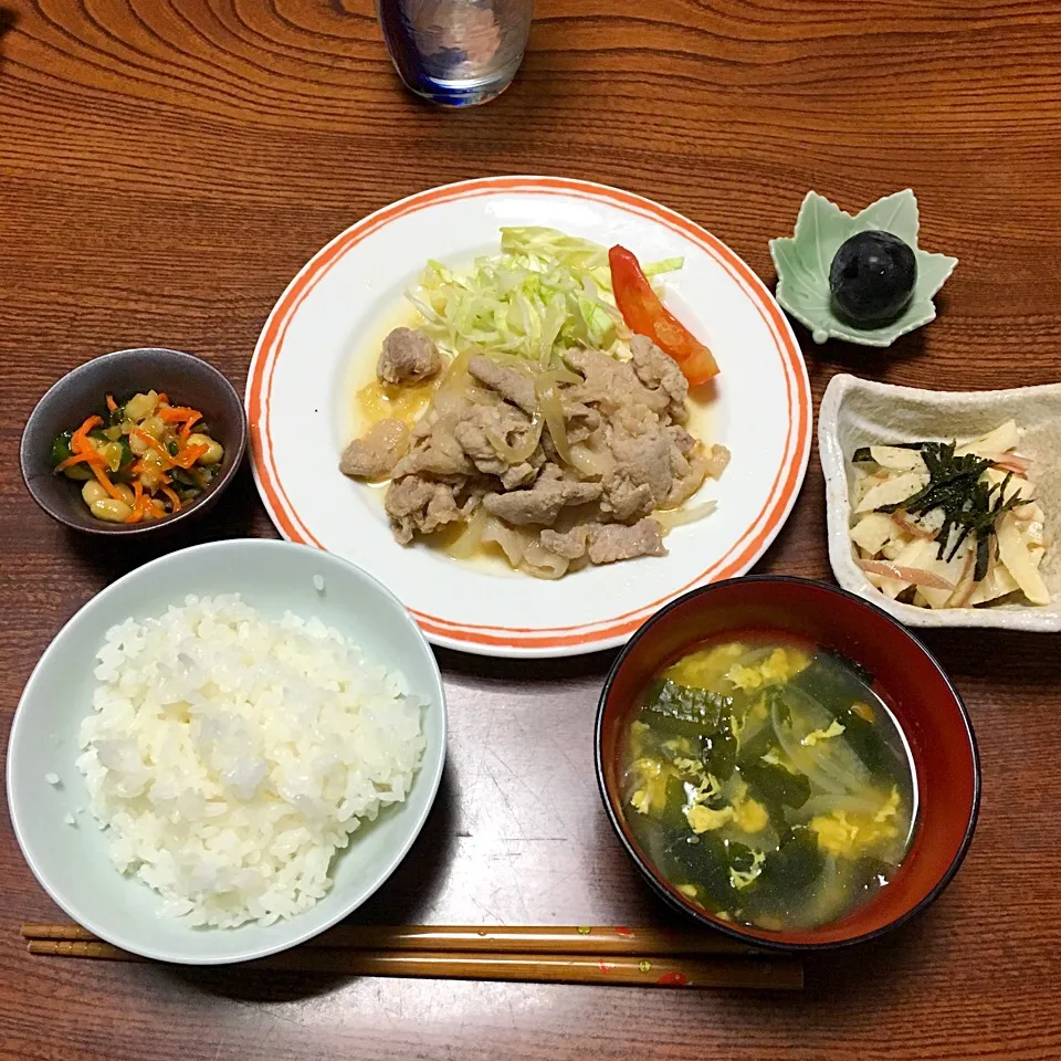 生姜焼き、ワカメと卵のスープ、長芋とみょうがのポン酢和え、お豆の甘煮、ぶどう🍳|めいこさん