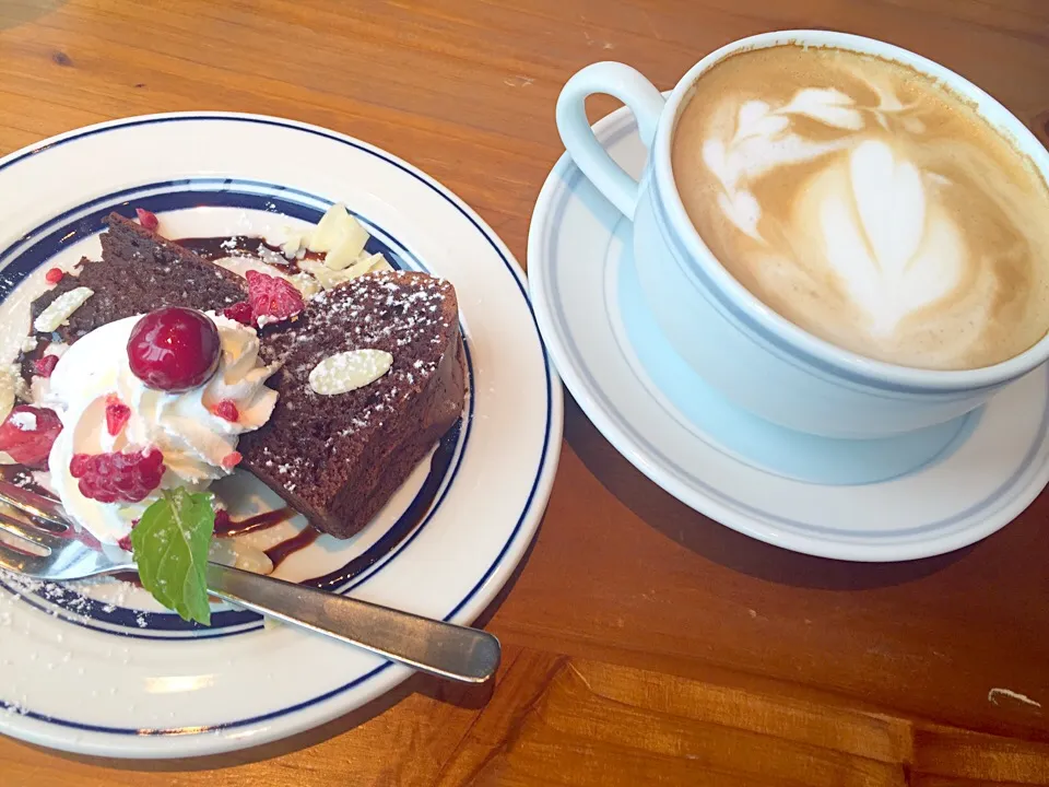 カフェラテとガトーショコラでまったりトークタイム❤️
ﾅｶﾖｼ(´д｀)人 (´д｀)ｺﾖｼ|さくたえさん