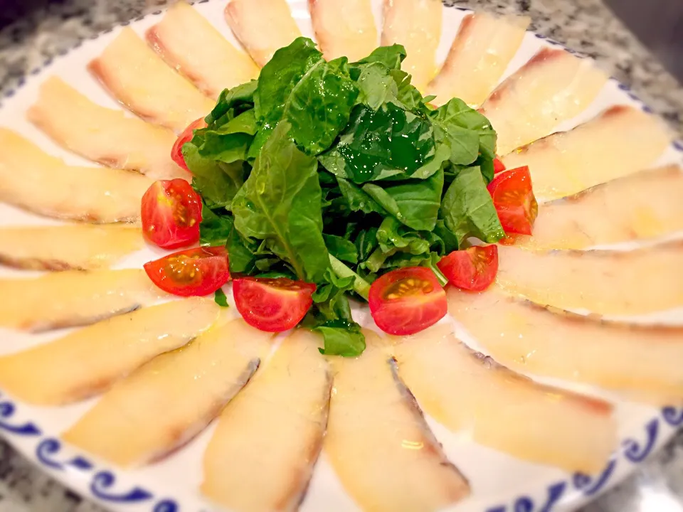 Branzino affumicato con rucola e pomodorini 😋😋😋|Fabio  Palmieriさん