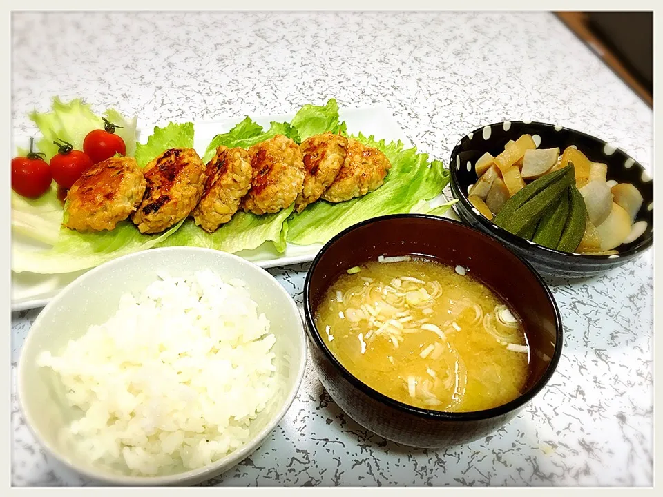 ★本日のメニュー★
・蓮根つくねバーグ
・里芋とオクラの煮物
・白菜と玉ねぎのお味噌汁
・ごはん|クランちゃんさん