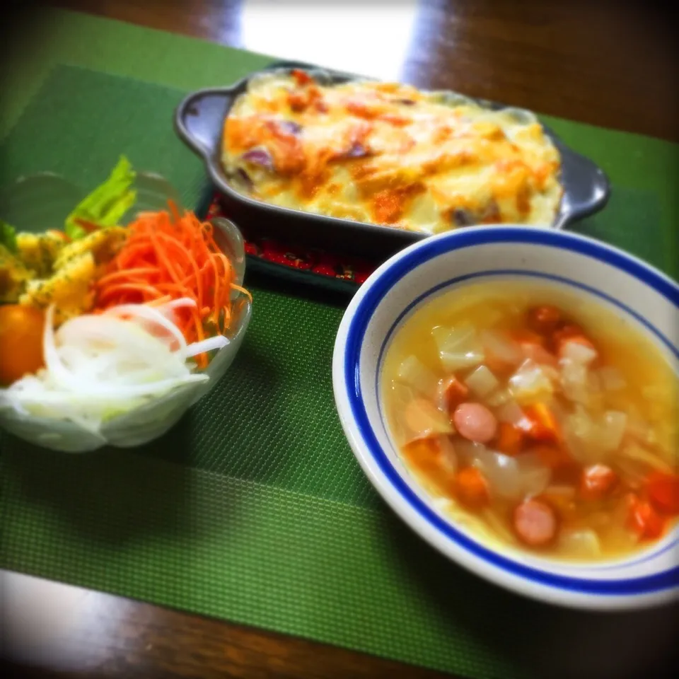 Snapdishの料理写真:秋だからさつまいものグラタン(^^)ほくほく甘くておいしかった〜♡  さつまいもと鶏肉のグラタン＊サラダ＊ころころお野菜のスープ|さきさん