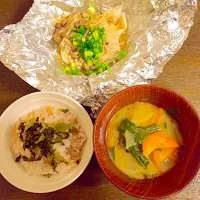 汁:大根&にんじん&ニラみそ汁
菜:真鱈&きのこのホイル酒蒸し
高菜ごはん(胚芽押麦米)
なんとなくヘルシー気取り😁
ヨックモックおやつにたくさん食べたくせに😋|berrimiさん