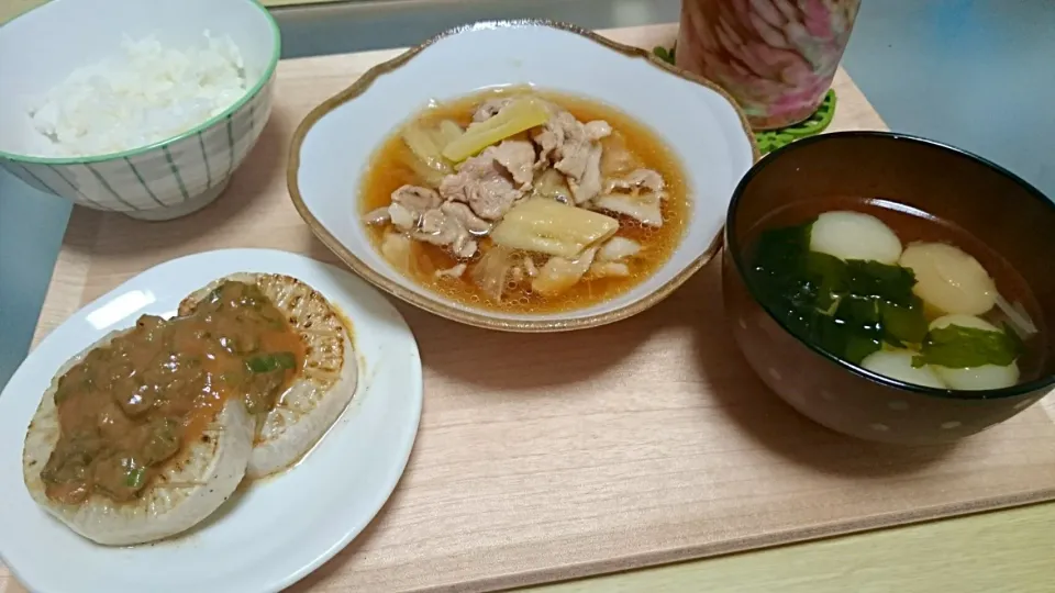 豚バラとネギのトロトロ煮、ネギ味噌大根ステーキ、お吸い物|おむすびさん