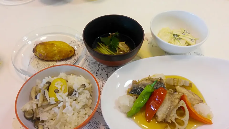 今日の晩御飯🌃🍴は和食でさんまの彩り野菜の揚げ出し風、さんまのつみれ汁、栗ときのこの炊き込みご飯、大根のこうじマヨ和え、スイートポテトです🍴
簡単で美味しくいただきました🍴|松浦あつ子さん