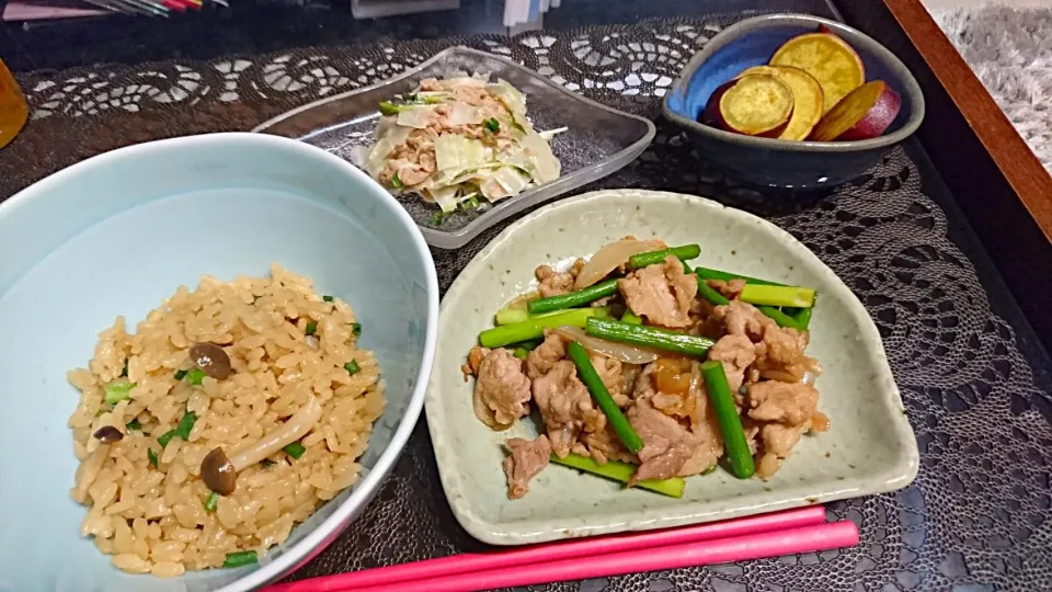 2016-09-14夜❤きのこの炊き込みご飯、豚肉とにんにくの芽炒め、サツマイモの甘露煮、カイワレとツナのサラダ|一人暮らしごはん🍴さん