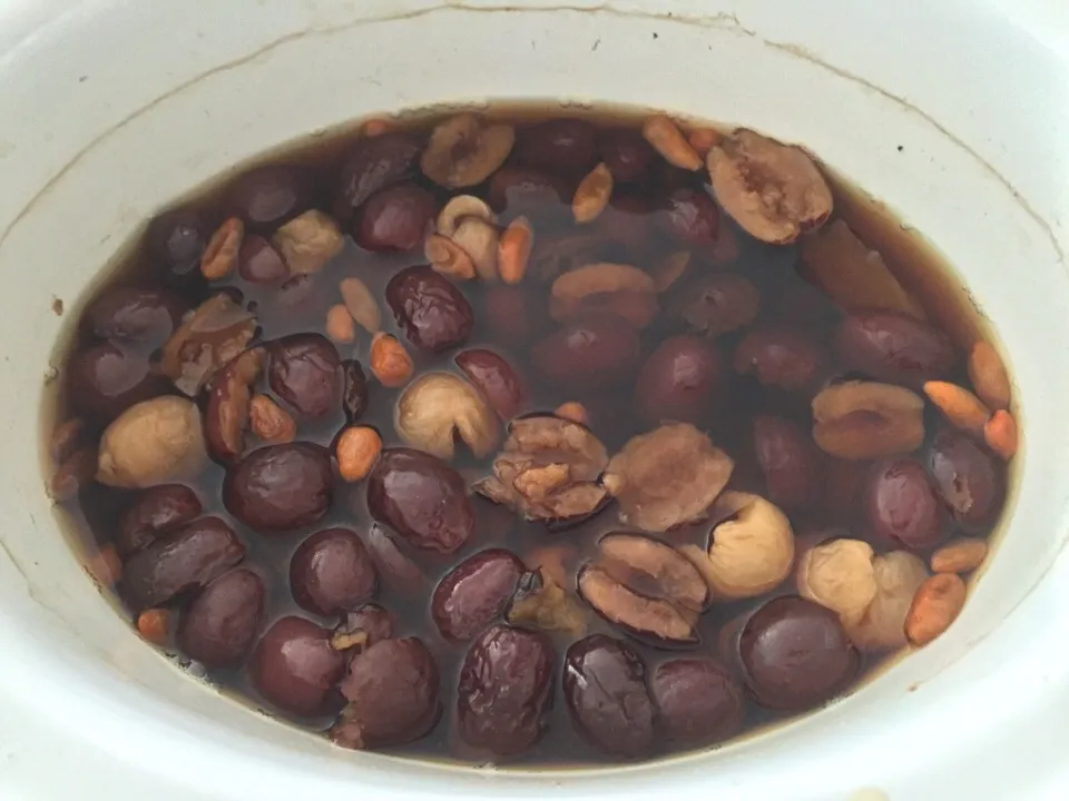 Snapdishの料理写真:Red & Black dates tea with longans and wolfberries|Anne Willさん