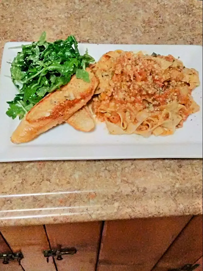 Fresh Basil Fettuccini with Creamy Chicken and Tomato Sauce, Garlic Toasts, and Arugula Salad with Lemon Parmesan Vinaigrette.|bethさん