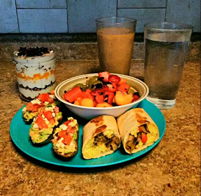 Orange Yogurt Parfait with Coconut Mocha Granola, Cocoa Quinoa Crumbles, Diced Orange and Chopped Dried Berries, Avocado Toasts with Marinated Tomatoes and Font|bethさん