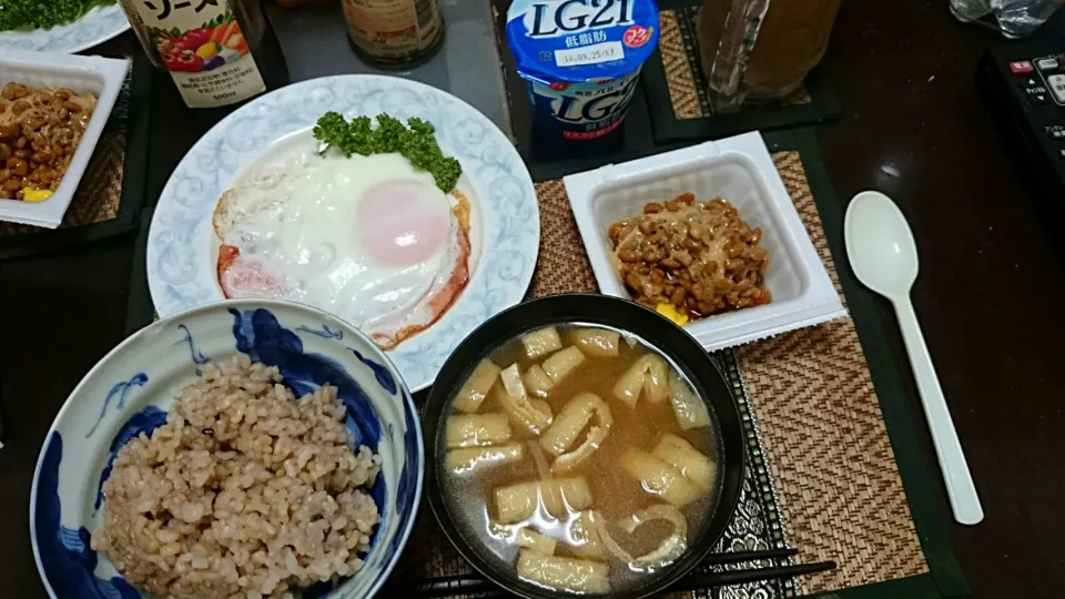 目玉焼き＆納豆＆もやしの味噌汁|まぐろさん