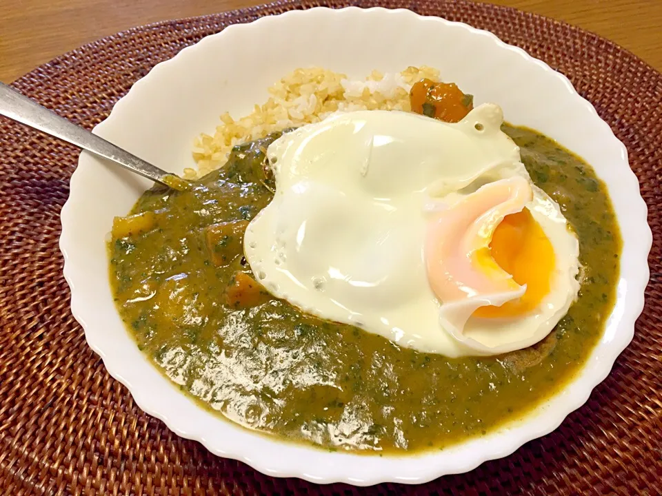 ほうれん草カレーに目玉焼き（目を離したすきに失敗！）をトッピング|TonyYamadaさん