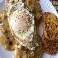 Biscuits and sausage gravy w/ an over easy egg! Mmmm😛|alice huynhさん