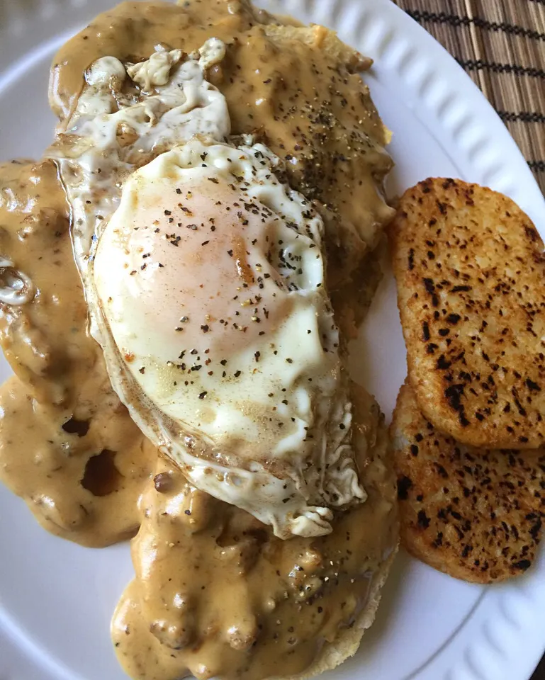 Biscuits and sausage gravy w/ an over easy egg! Mmmm😛|alice huynhさん