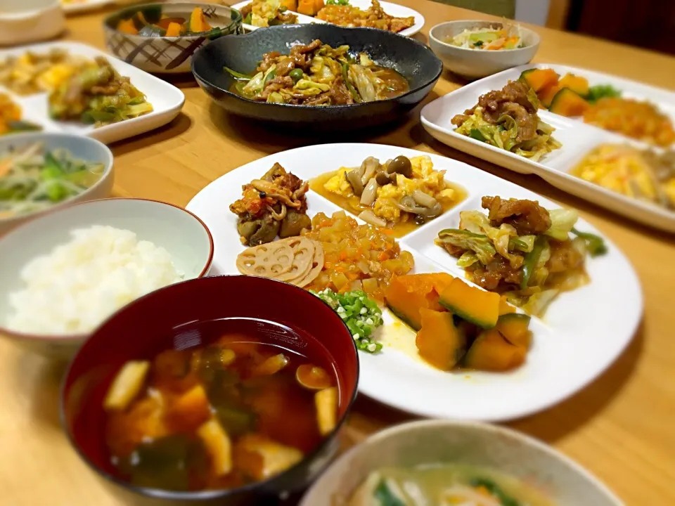 きのこあんの天津飯 
回鍋肉
八宝菜
かぼちゃ煮
れんこんきんぴら
おくら
ナスとトマトのチーズ焼き
しめじと豆腐の赤だし|nanaさん