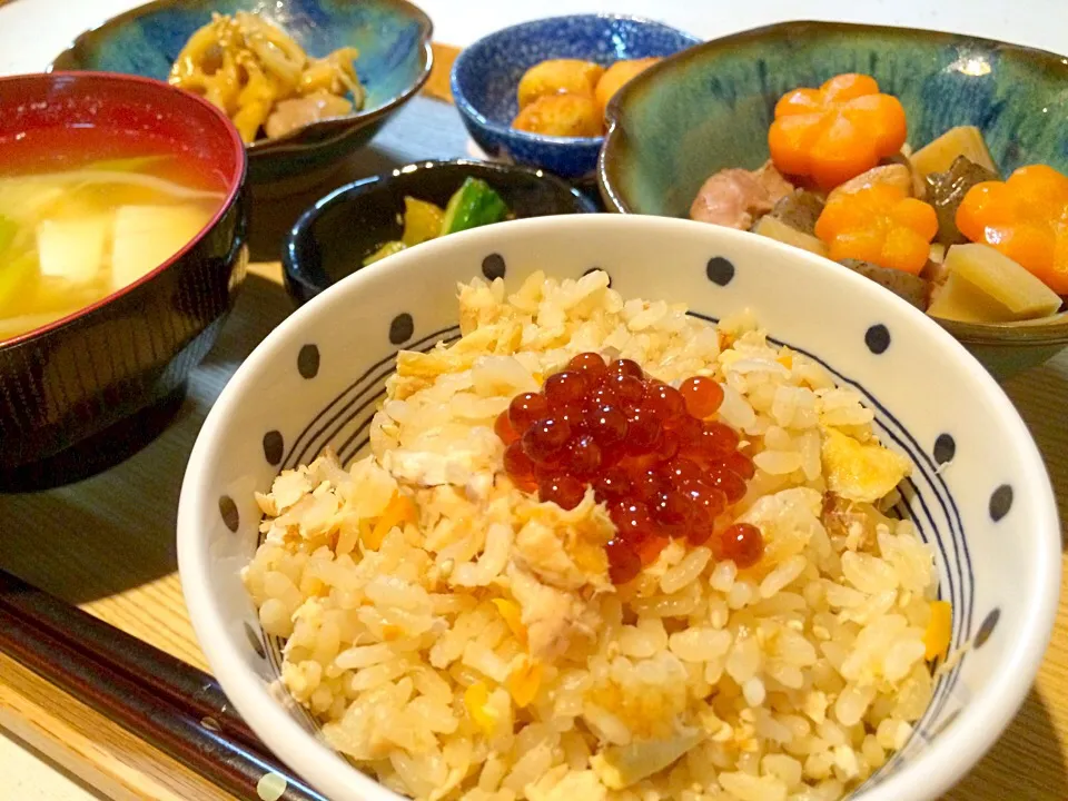 鮭の炊き込みご飯💕いくら乗せ〜♪|39biscuitさん