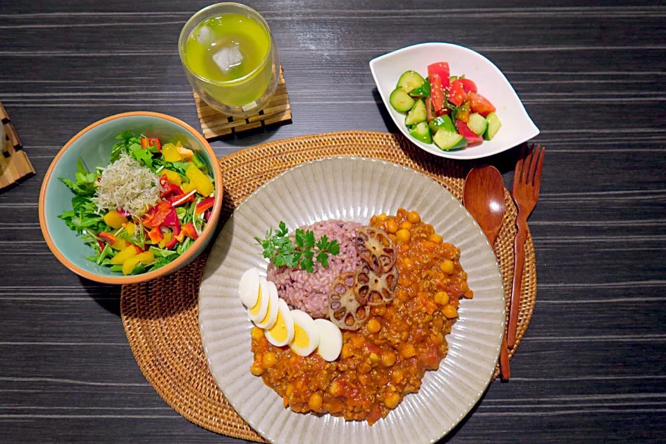 今夜のおうちごはん。キーマカレー、カラフルこどもピーマンと水菜のジャコサラダ、トマトとキュウリの中華和えです。|かれんさん